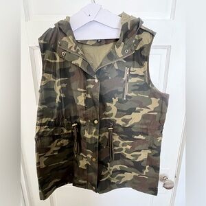 ZENANA OUTFITTERS Ladies No Sleeve Camo Jacket W/Hood size 1X